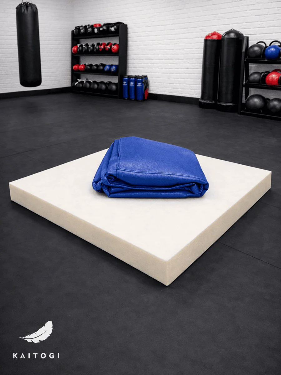 Синий сменный чехол из кожзама в сложенном виде: долговечность и влагостойкость