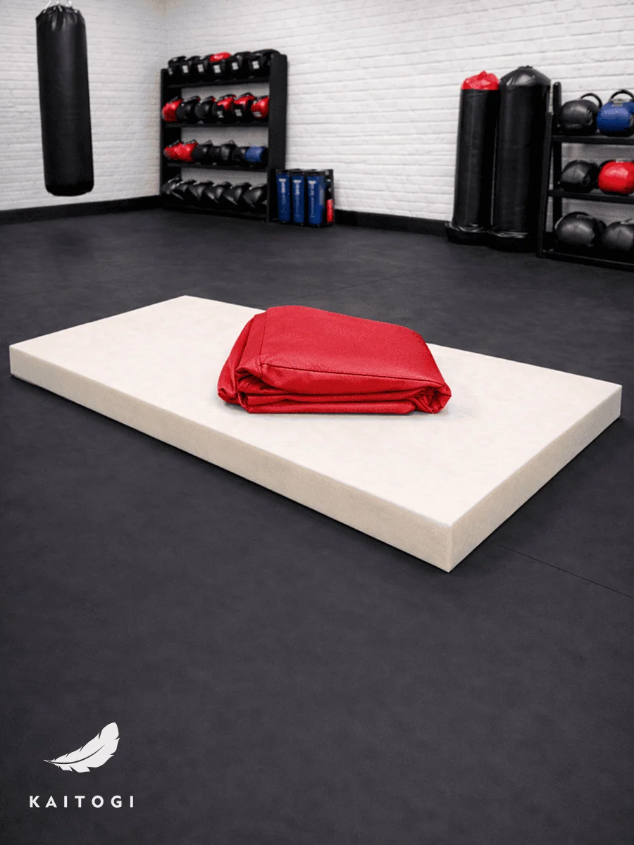 Красный сменный чехол из кожзама в сложенном виде: прочность и долговечность