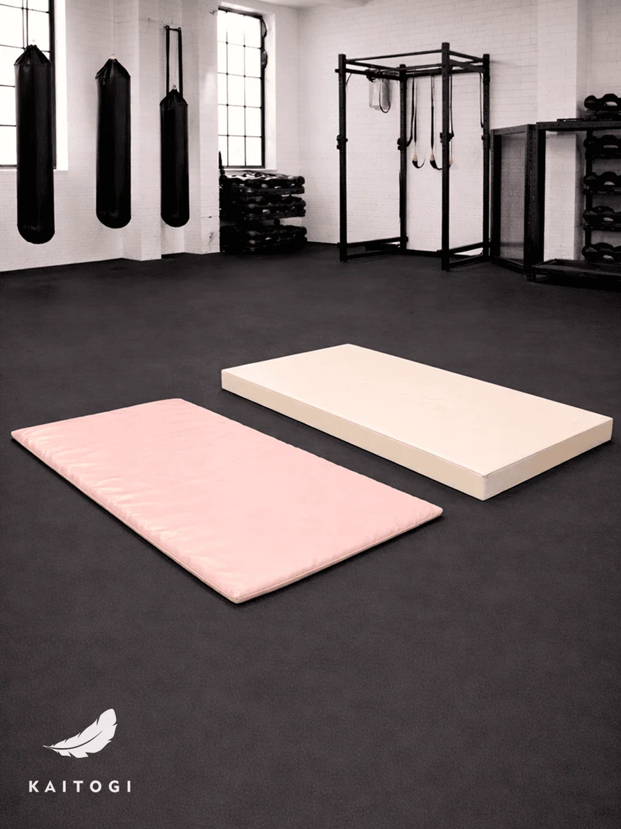 Розовый чехол из кожзама в разложенном виде: надежные швы и качественные материалы