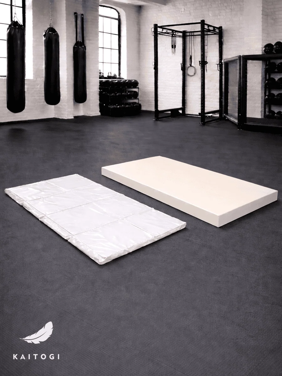 Разложенный белый чехол 200х100 см: прочный кожзам с защитой от запахов