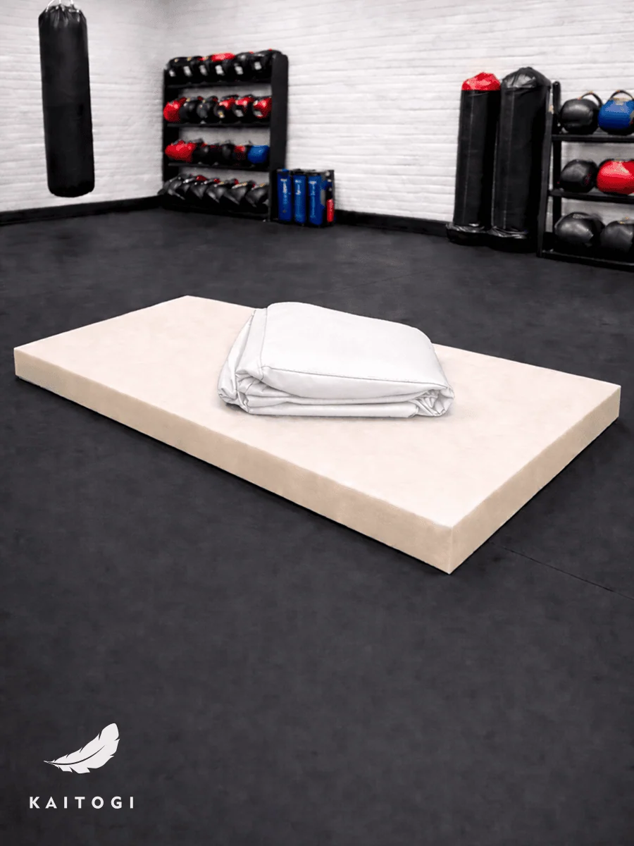 Сложенный белый чехол 200х100 см: прочный кожзам с защитой от запахов