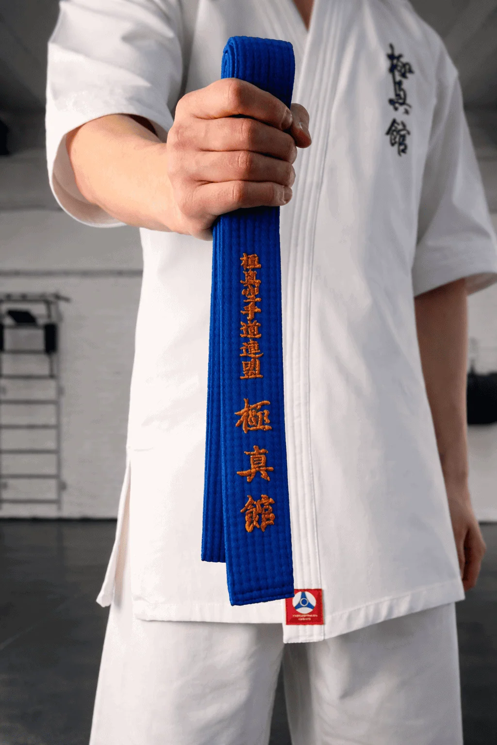 Презентация светло-синего пояса КАН с желтой полосой: эксклюзивный дизайн от KAITOGI