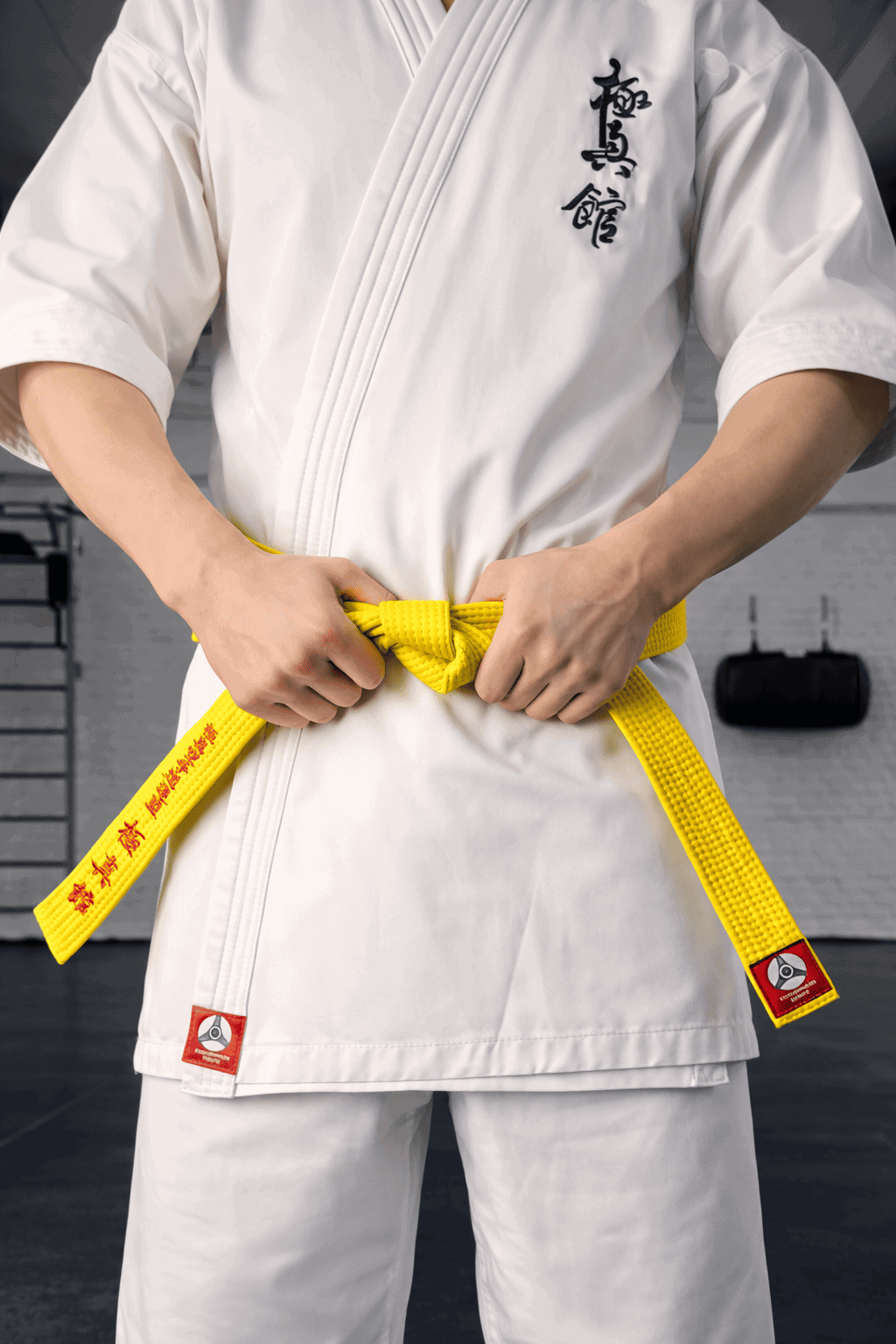 Боец завязывает желтый пояс КАН: переход на новый уровень мастерства