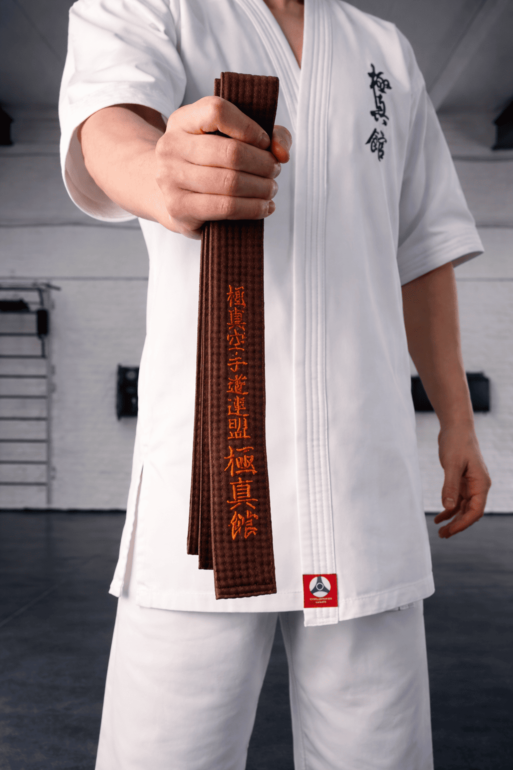 Презентация коричневого пояса с желтой полосой: эксклюзивный мешочек Букуро в комплекте