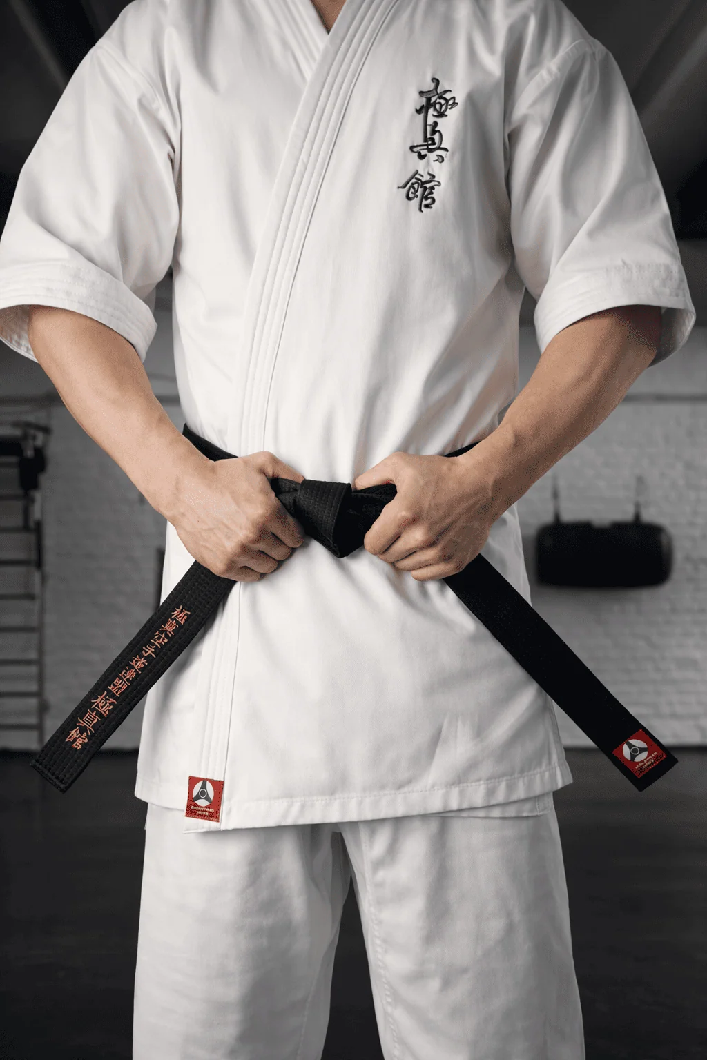 Мастер завязывает черный пояс КАН: венец многолетних тренировок и силы духа