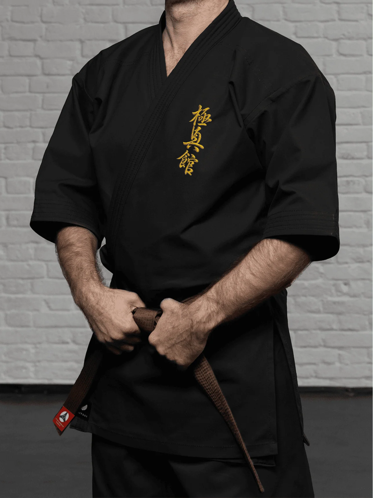 Чёрная куртка К2 стандарт на бойце: плотная ткань и лаконичная вышивка на груди