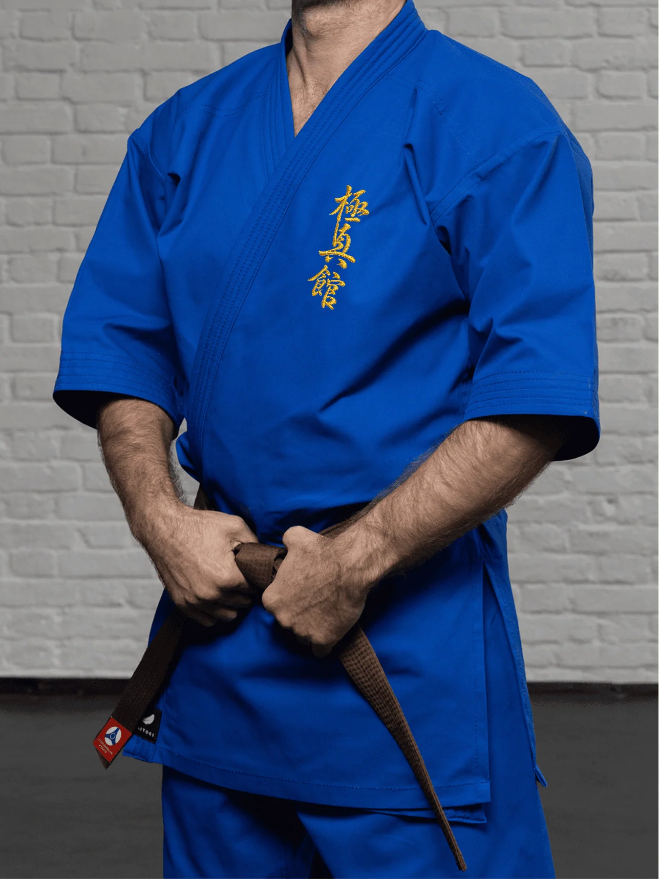 Синяя куртка К2 стандарт на спортсмене: свобода движений и чистый боковой силуэт