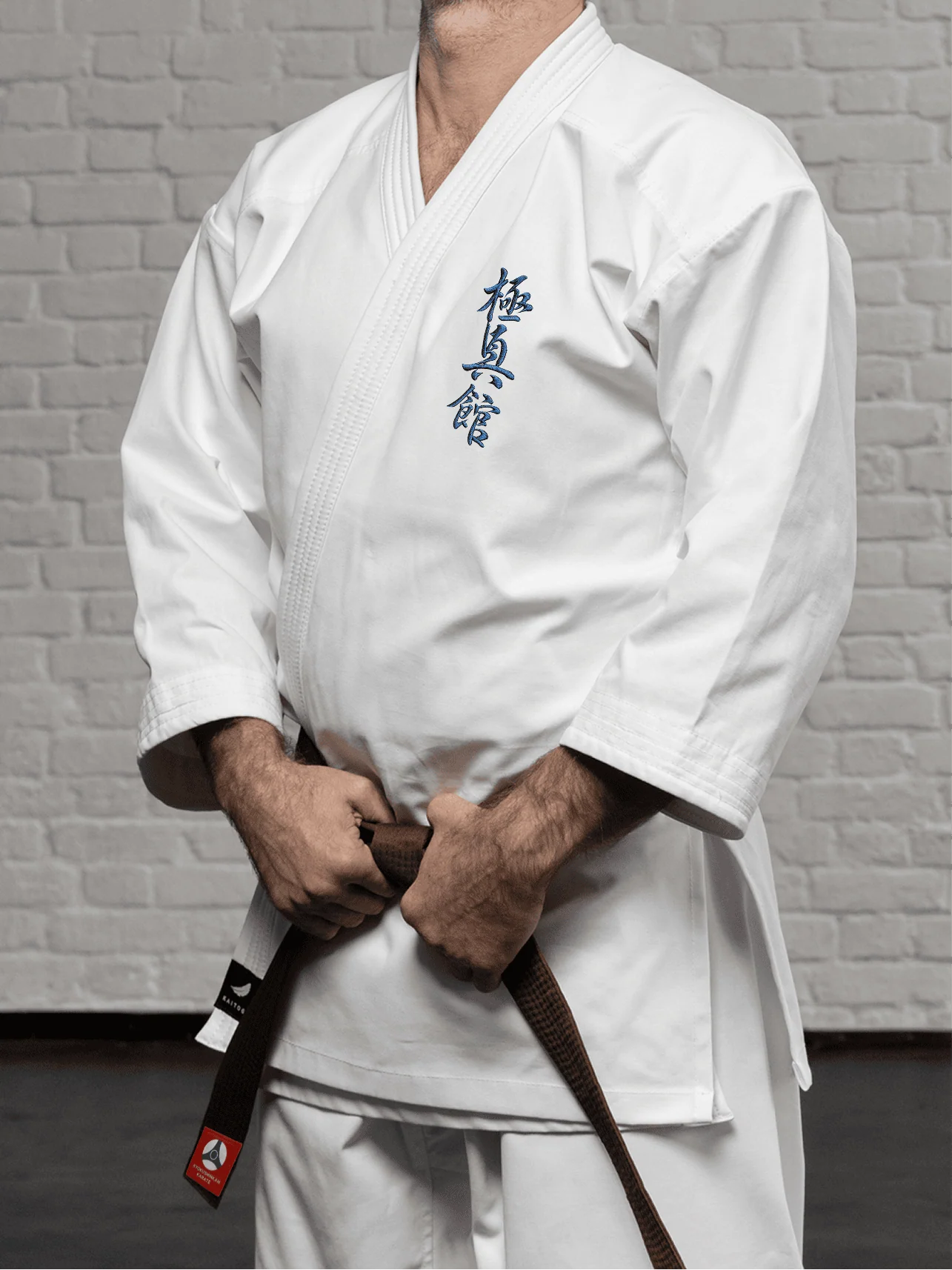 Белая куртка доги К3 стандарт на модели: укороченный подол и аккуратная вышивка на груди