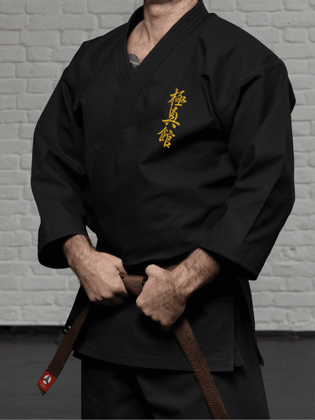 Чёрная куртка К3 стандарт на спортсмене: плотная ткань, усиленные швы и вышивка на груди