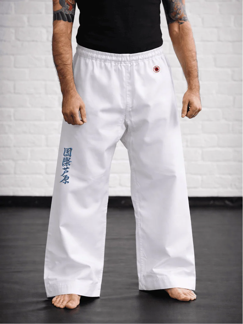 Белые брюки AIKO М1 на резинке: традиционная длина, синий иероглиф Ашихара-карате и фирменная жаккардовая метка