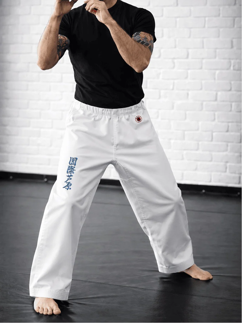 Белые брюки AIKO М2 на резинке: комфортная посадка, синий иероглиф Ашихара-карате и фирменная жаккардовая метка