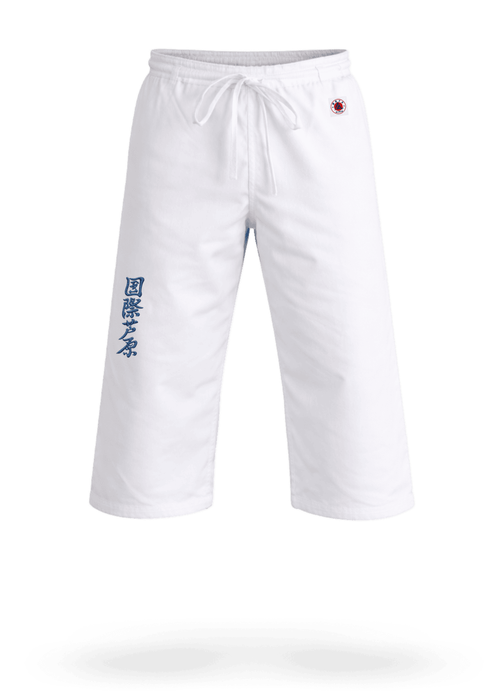 Белые штаны для ашихара-карате KAITOGI AIKO М4 на завязках: длина ниже колена с открытой голенью, синий вышитый иероглиф и жаккардовая этикетка AIKO