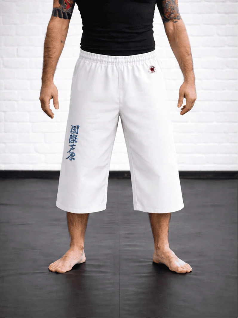 Белые брюки AIKO М4 на резинке: длина ниже колена, синий иероглиф Ашихара-карате и фирменная жаккардовая метка