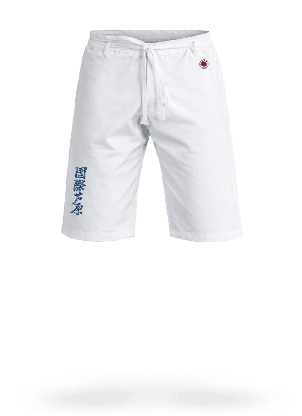 Белые шорты для ашихара-карате KAITOGI AIKO М5 на завязках: короткая модель выше колена, синий вышитый иероглиф и жаккардовая этикетка AIKO