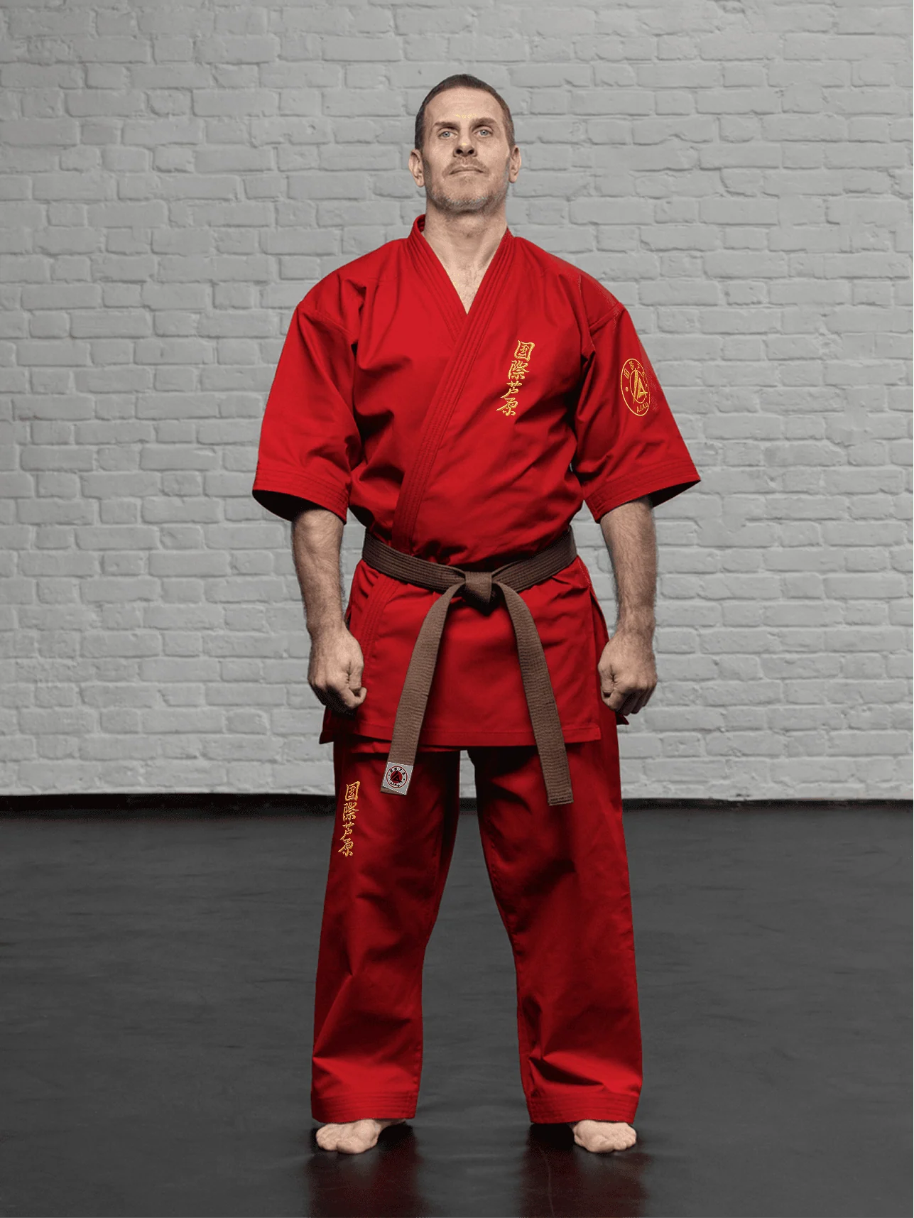 Красная куртка KAITOGI К2 AIKO серии «Наследие» в полный рост: классический подол, рукав 3/4 и золотая фирменная символика A.I.K.O.