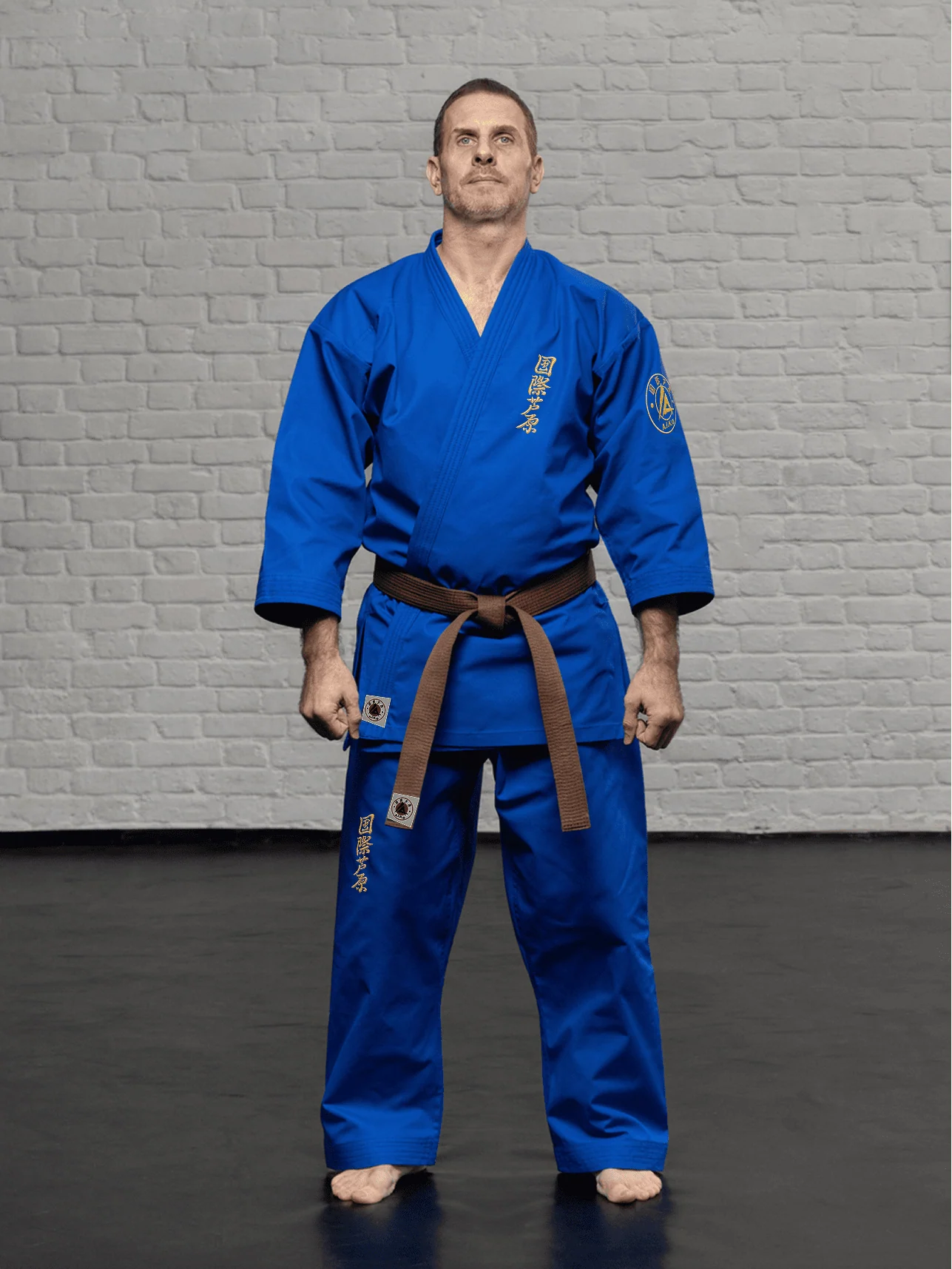 Синяя куртка KAITOGI К3 AIKO серии «Наследие» в полный рост: короткая длина куртки, длинный рукав и золотая вышивка A.I.K.O.