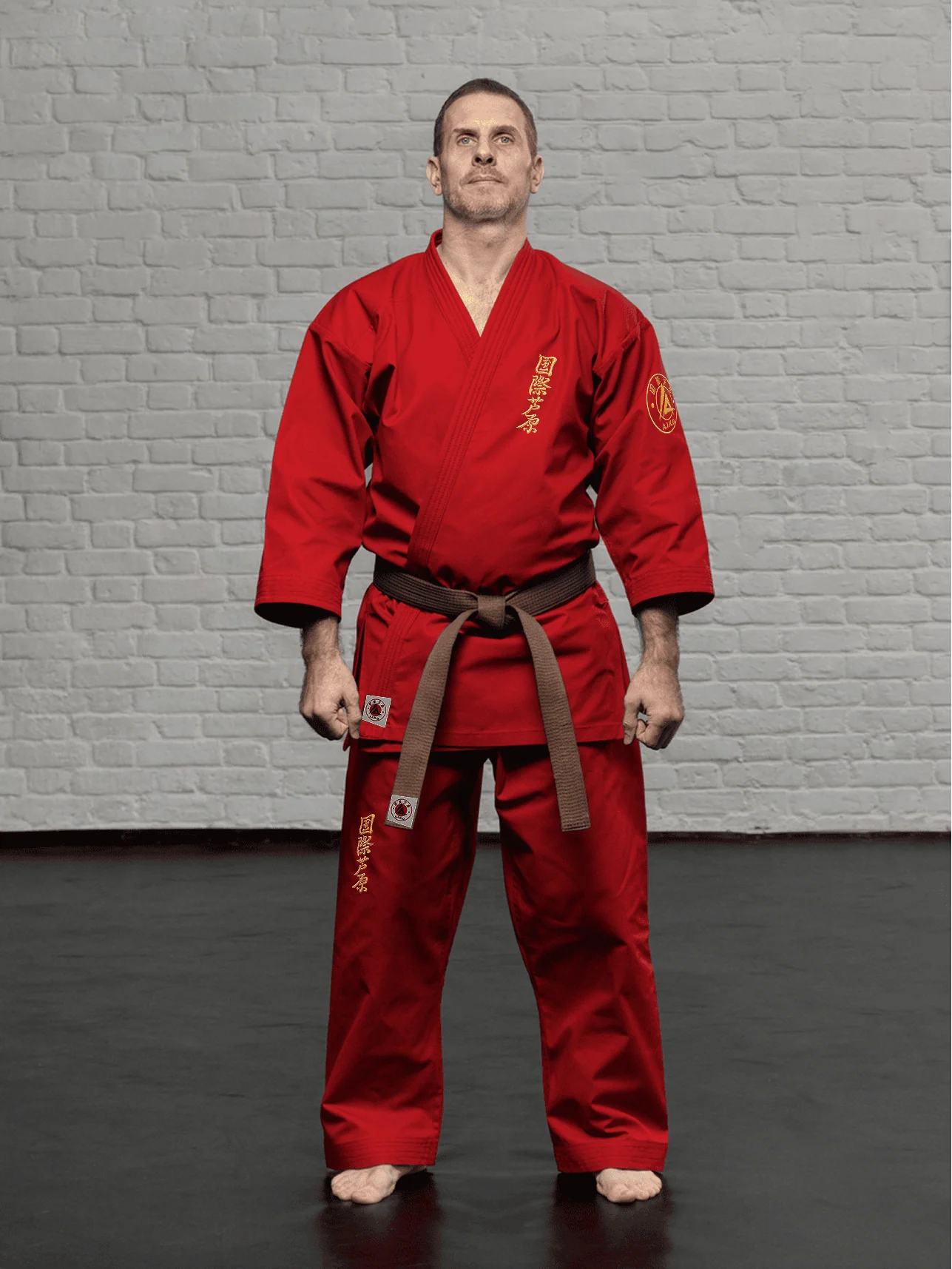 Красная куртка KAITOGI К3 AIKO серии «Наследие» в полный рост: укороченный подол, длинный рукав и фирменная символика A.I.K.O.