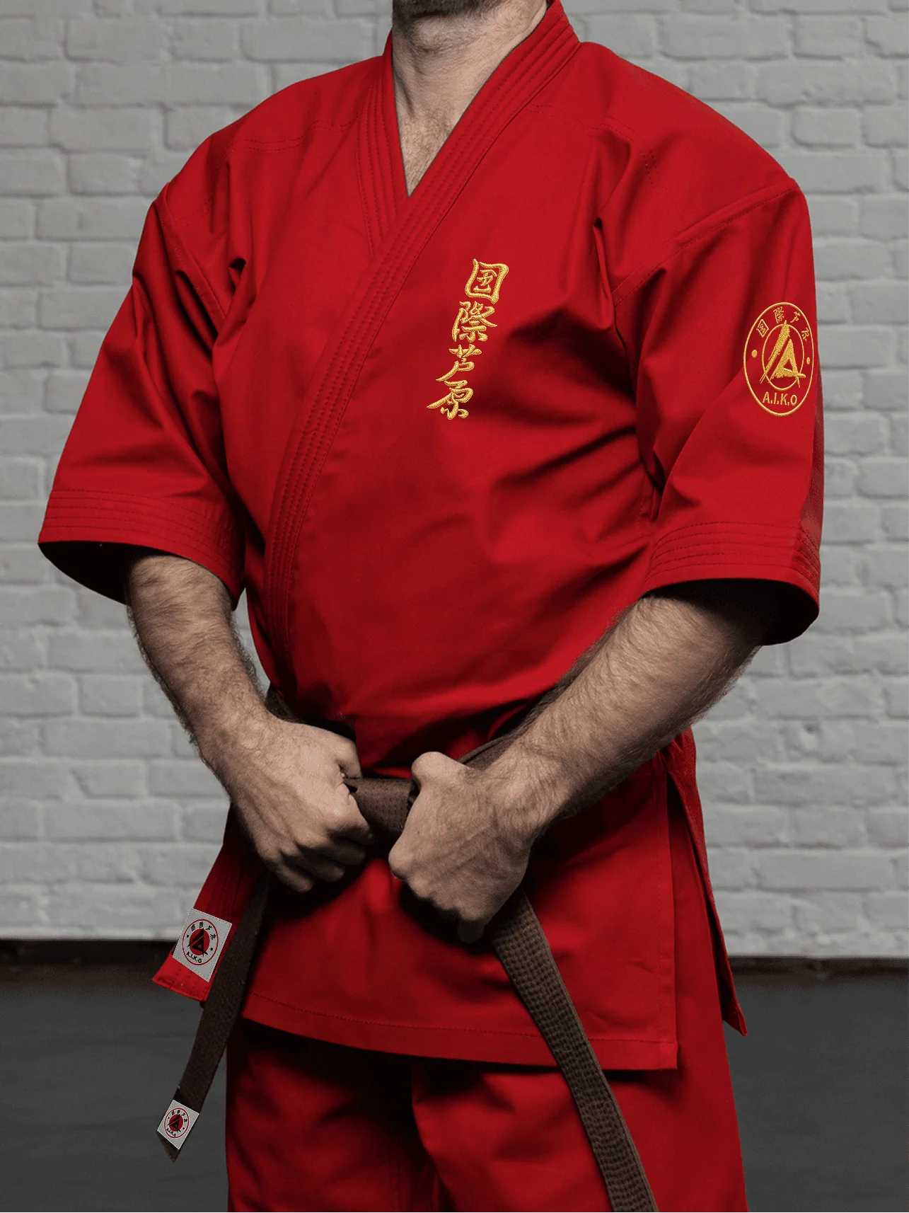 Красная куртка AIKO К4 «Наследие» на спортсмене: укороченный рукав ниже локтя, золотой кандзи и золотая канку A.I.K.O.