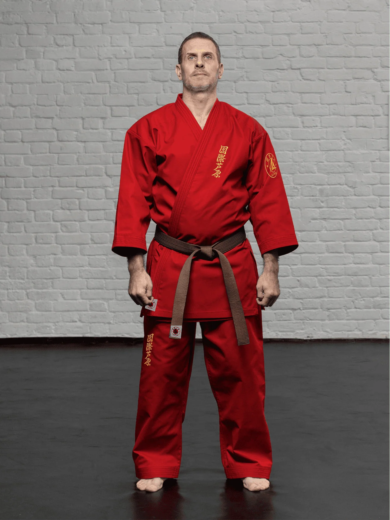 Красная куртка KAITOGI К4 AIKO серии «Наследие» в полный рост: укороченный подол, рукав 3/4 и фирменная символика A.I.K.O.