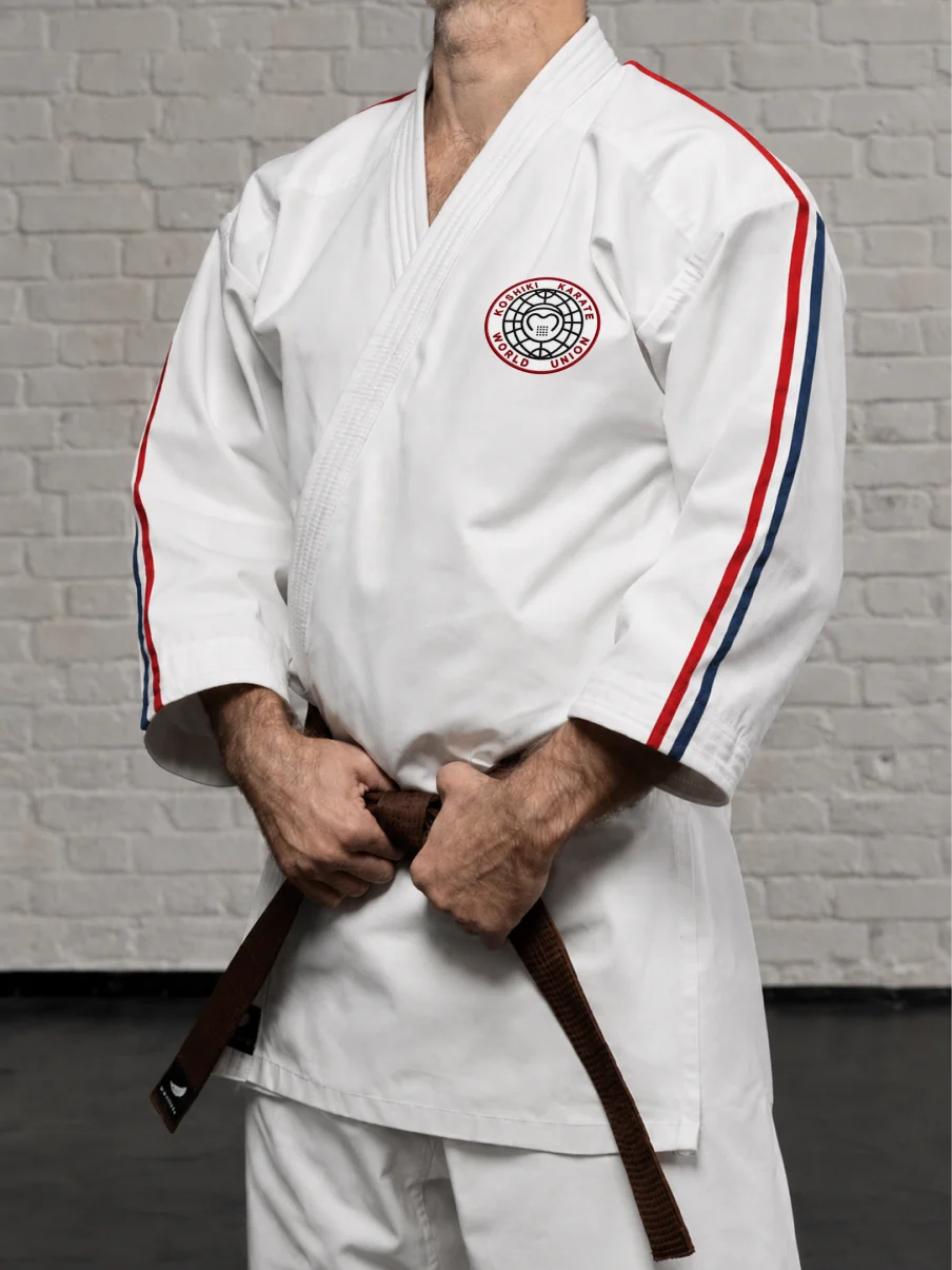 Шеврон Koshiki Karate World Union на куртке Косики Карате К1 крупным планом