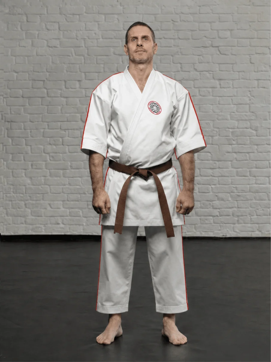 Кимоно Косики Карате К2М3 с эмблемой Koshiki Karate World Union и боковыми полосками