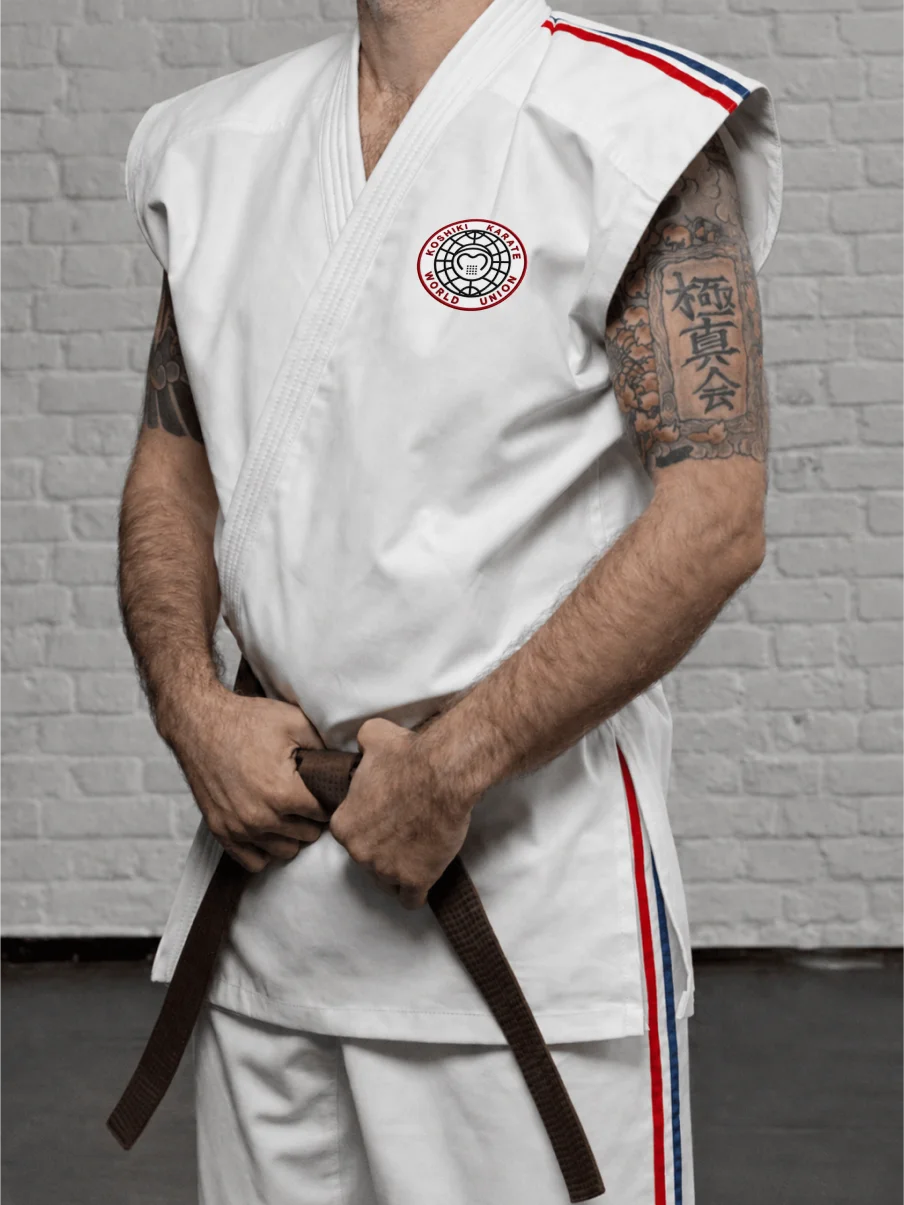 Шеврон Koshiki Karate World Union на куртке Косики Карате К6 крупным планом