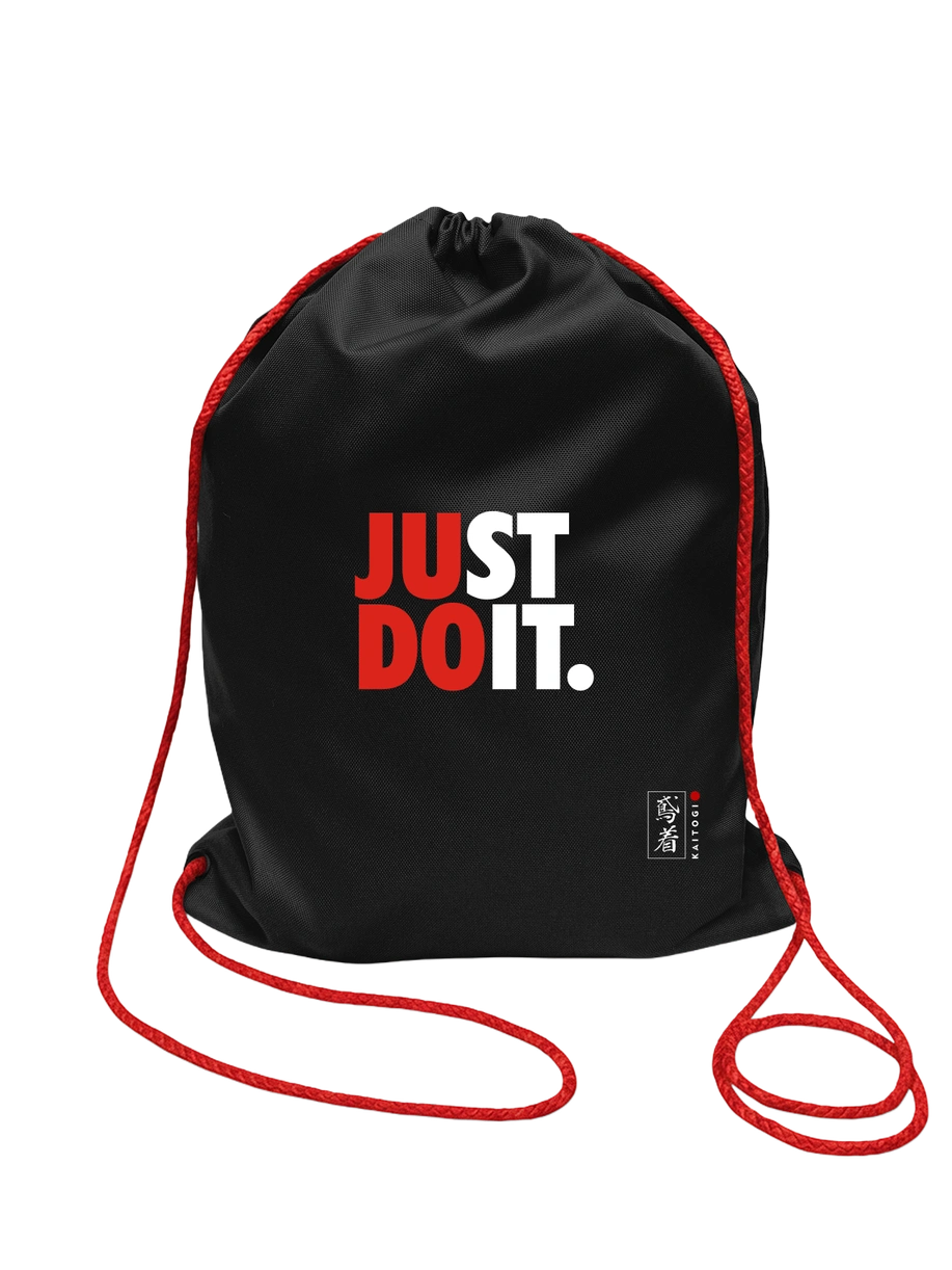 Мешок Кейко-Букуро KAITOGI для дзюдо с красными шнурами и принтом Just Do Judo. Подходит для переноски формы, сменной обуви и экипировки дзюдоиста.