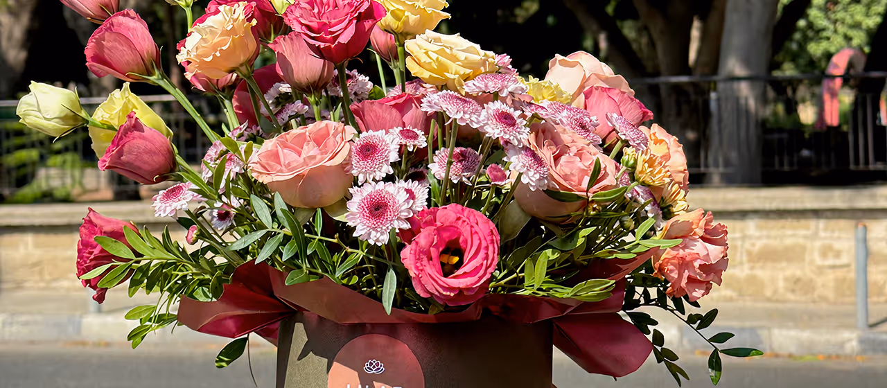 Floral gift basket designed by Lilae's team.