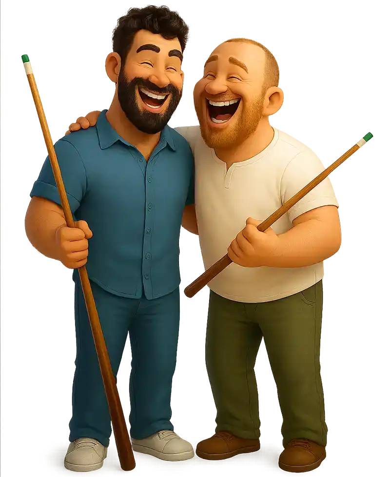 Dois homens sorridentes, um com camisa azul e outro com camiseta branca, segurando tacos de sinuca e com os braços ao redor um do outro.