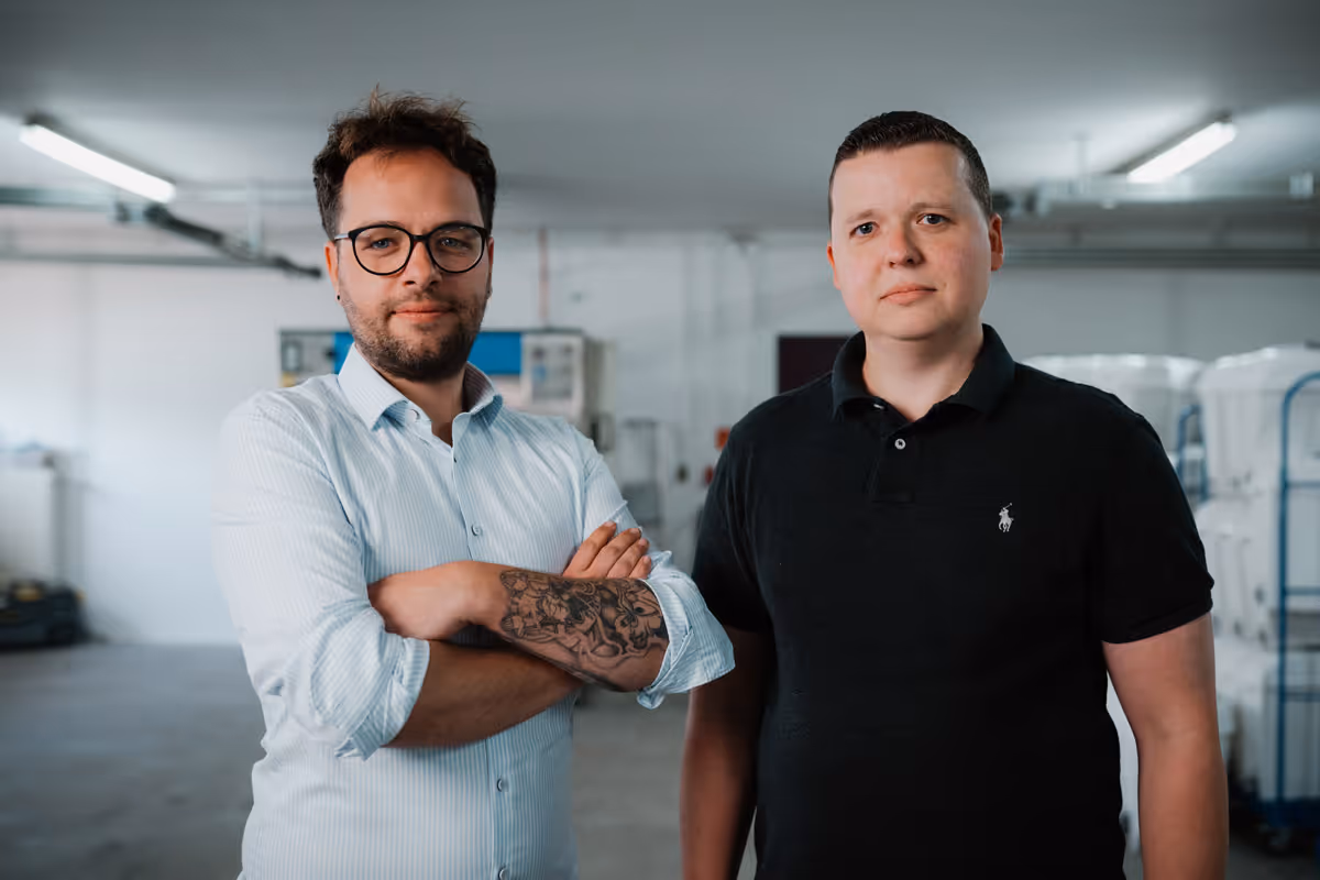 Ein Bild von Jan Niklas Blome und Tobias Prange in ihrer Lagerhalle.