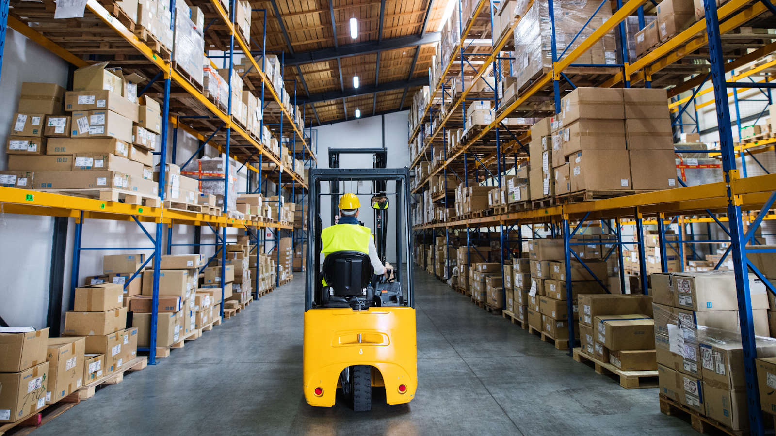 5 Benefits of Utilizing Warehouse Lift Equipment