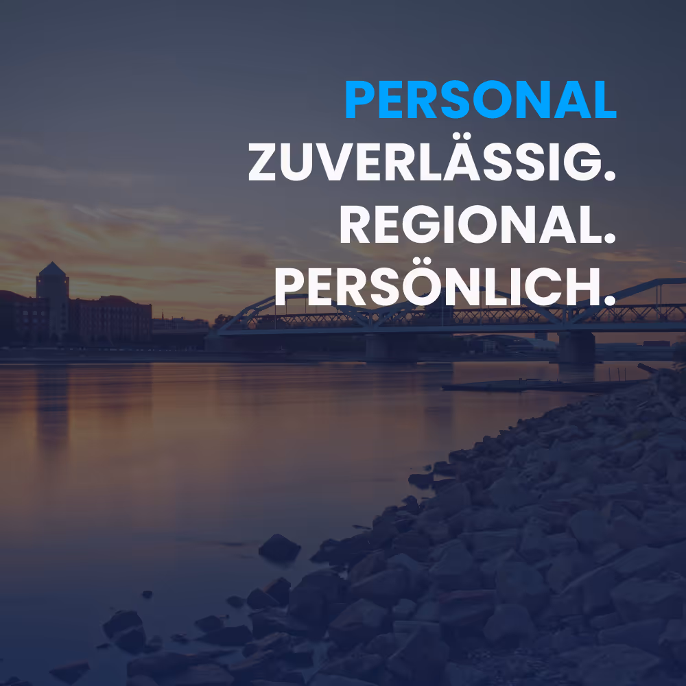 Abenddämmerung über einem Fluss mit Brücke, Ufer mit Steinen im Vordergrund und Text 'PERSONAL ZUVERLÄSSIG. REGIONAL. PERSÖNLICH.'