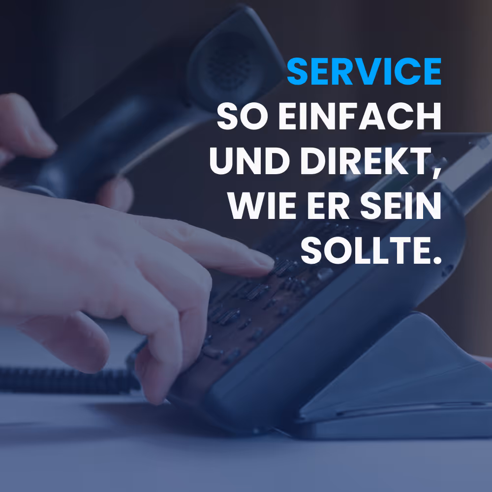 Eine Hand hebt den Telefonhörer eines schwarzen Bürotelefons und drückt eine Taste, daneben der Text: Service so einfach und direkt, wie er sein sollte.