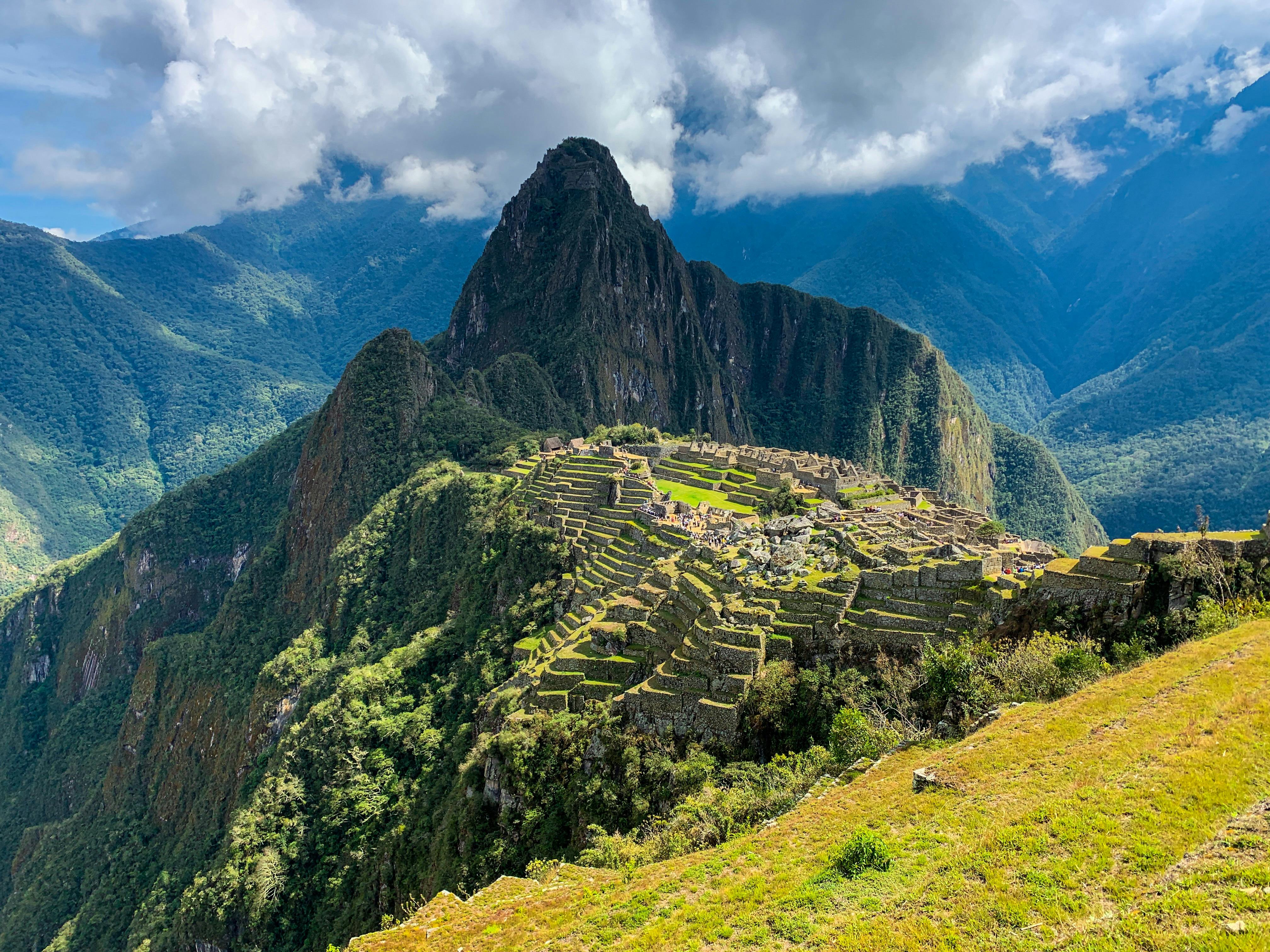 Un viaje de 8 días entre Lima, el Valle Sagrado, Machu Picchu y Cusco. Cultura viva, paisajes andinos y arqueología monumental en un recorrido que conecta la historia inca con la energía contemporánea del Perú.
