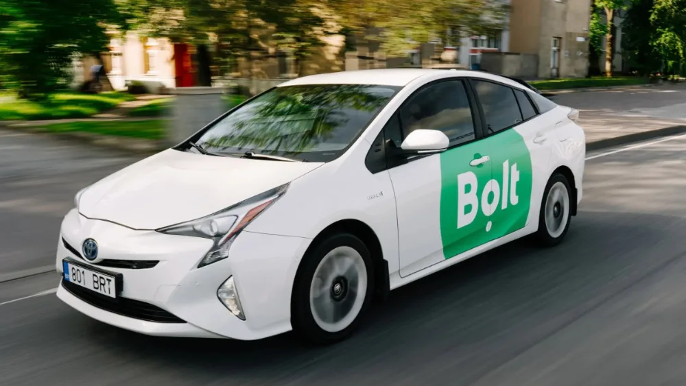 Mașină colantată Bolt în trafic