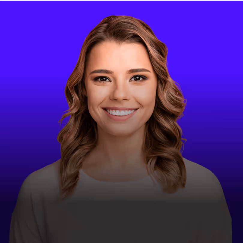 Lächelnde Frau vor lila Hintergrund, braunes lockiges Haar, weißes Oberteil.