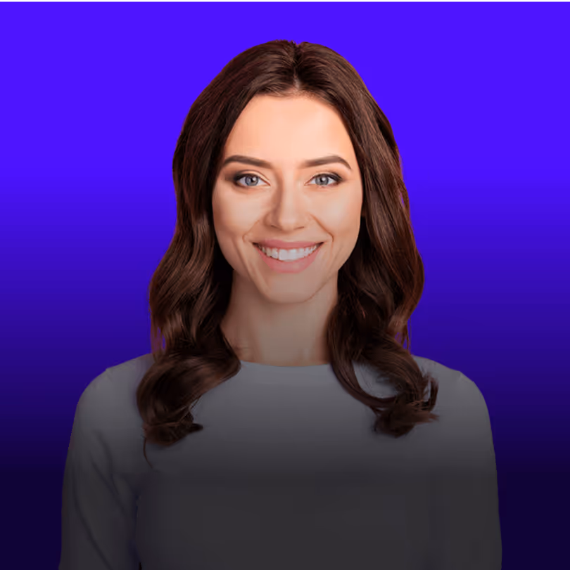 Lächelnde Frau vor blauem Hintergrund, braune Haare, weißes Oberteil.