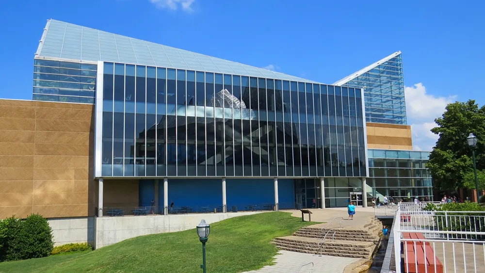 Sidewalk view of Tennessee Aquarium in Chattanooga, TN