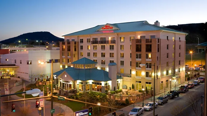 Front exterior of Hilton Garden Inn hotel in Chattanooga, TN, constructed by Bock Construction.