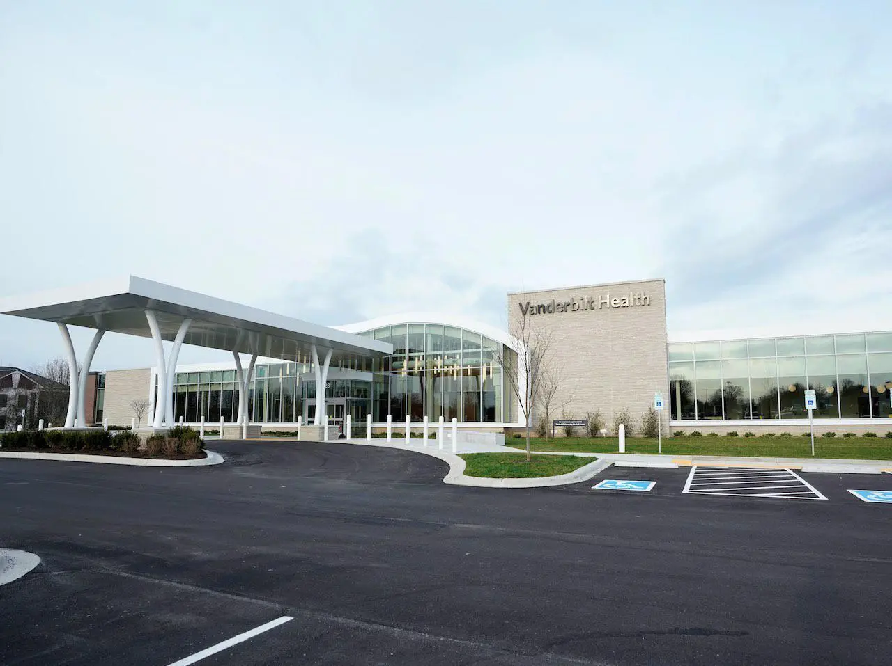 Front view of Vanderbilt Health Hendersonville medical facility in Hendersonville, TN, constructed by Bock Construction.