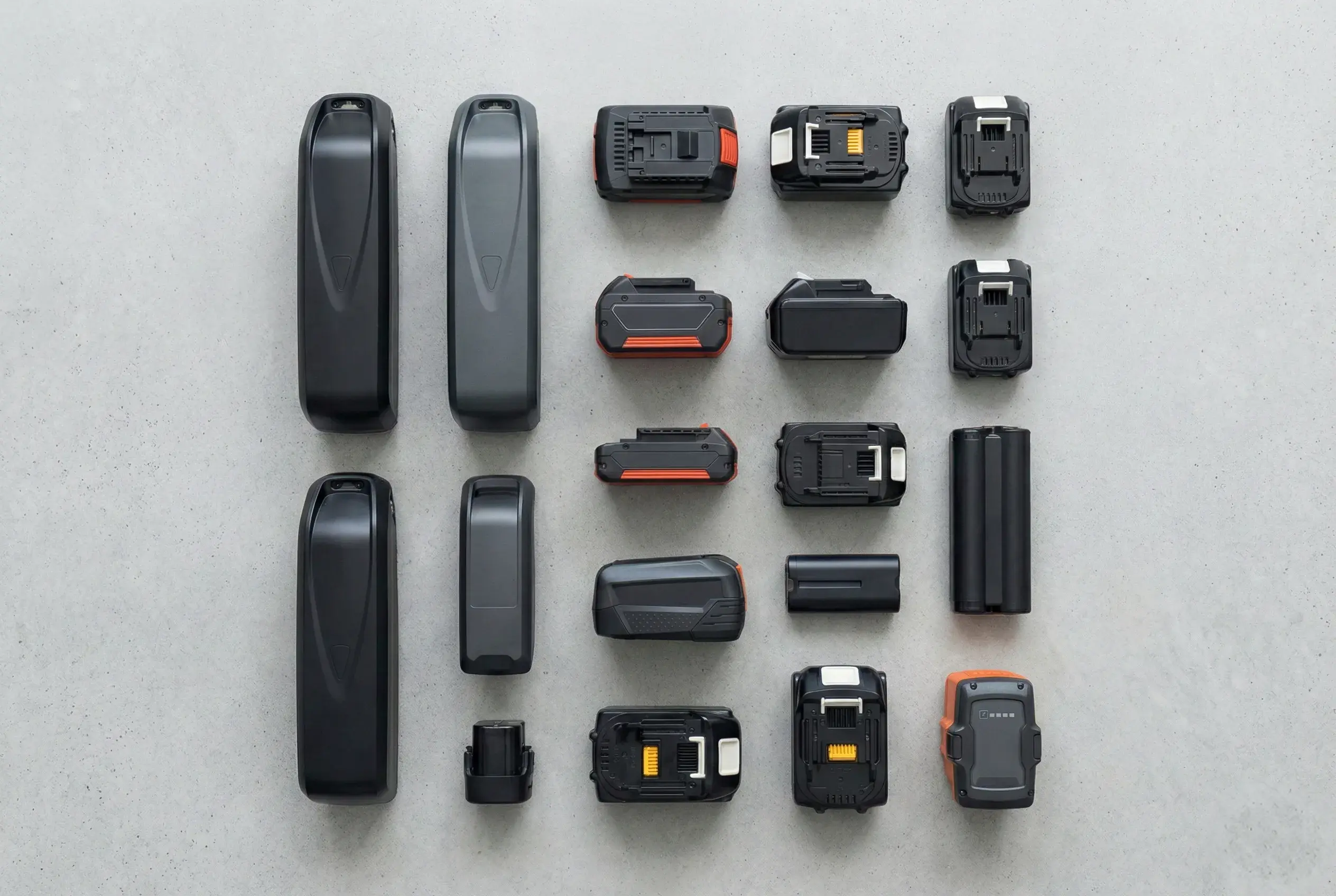 Kompatible Akkus für AkkuGuard – E-Bike-Akku, Powertool-Akkus, Gartengeräte-Akku und E-Scooter-Akku im Flatlay