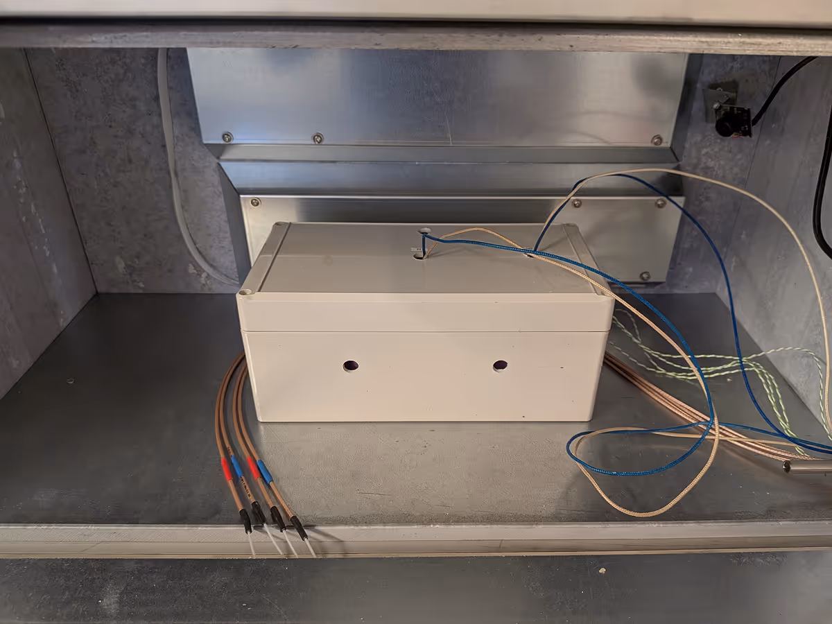 AkkuGuard Brandtest Setup – Akkupack mit Messkabeln im Inneren der Sicherheitsbox