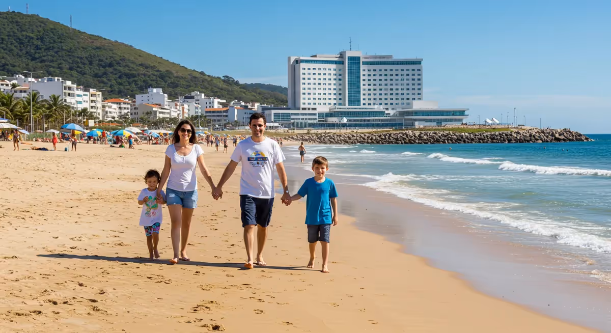 Família com duas crianças caminhando pela praia de Torres em dia ensolarado.