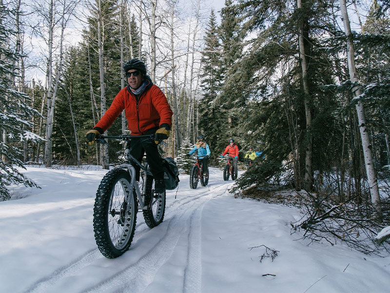 Familyon a biking tour through the snowy mountain