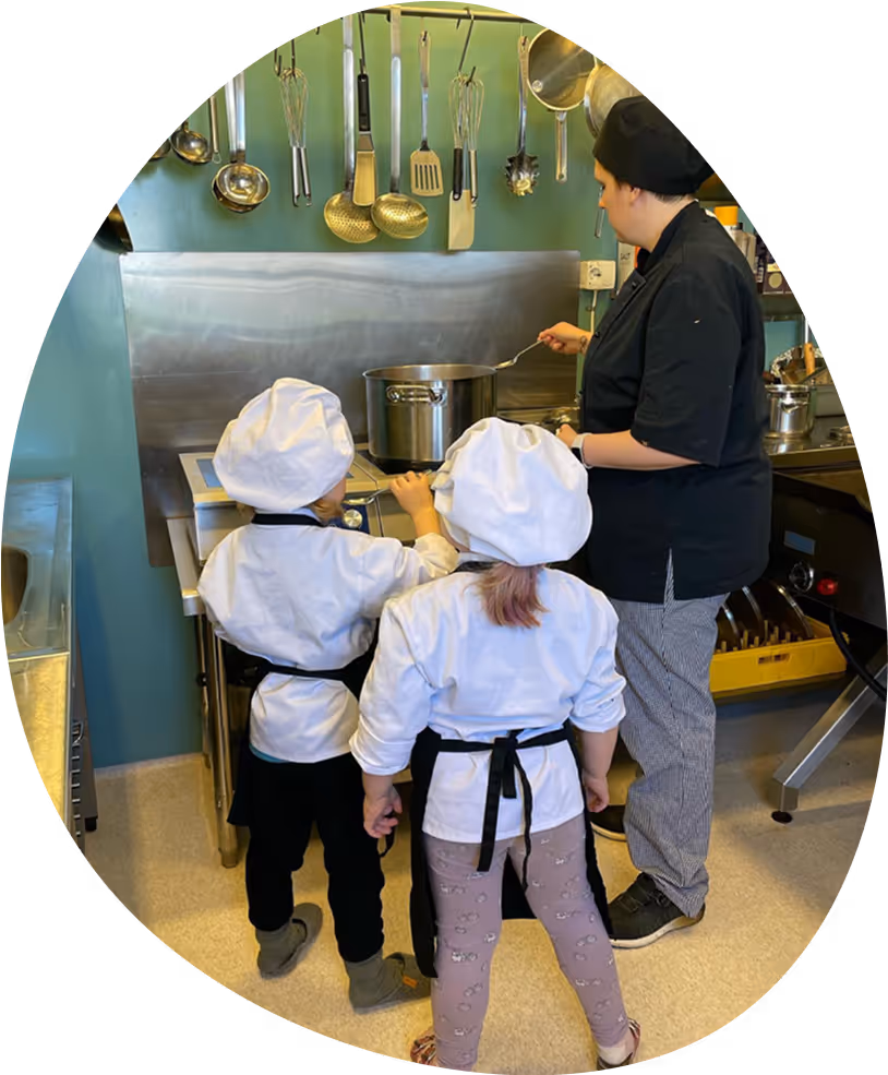 Barn lagar mat tillsammans med pedagog på Naturglimten.