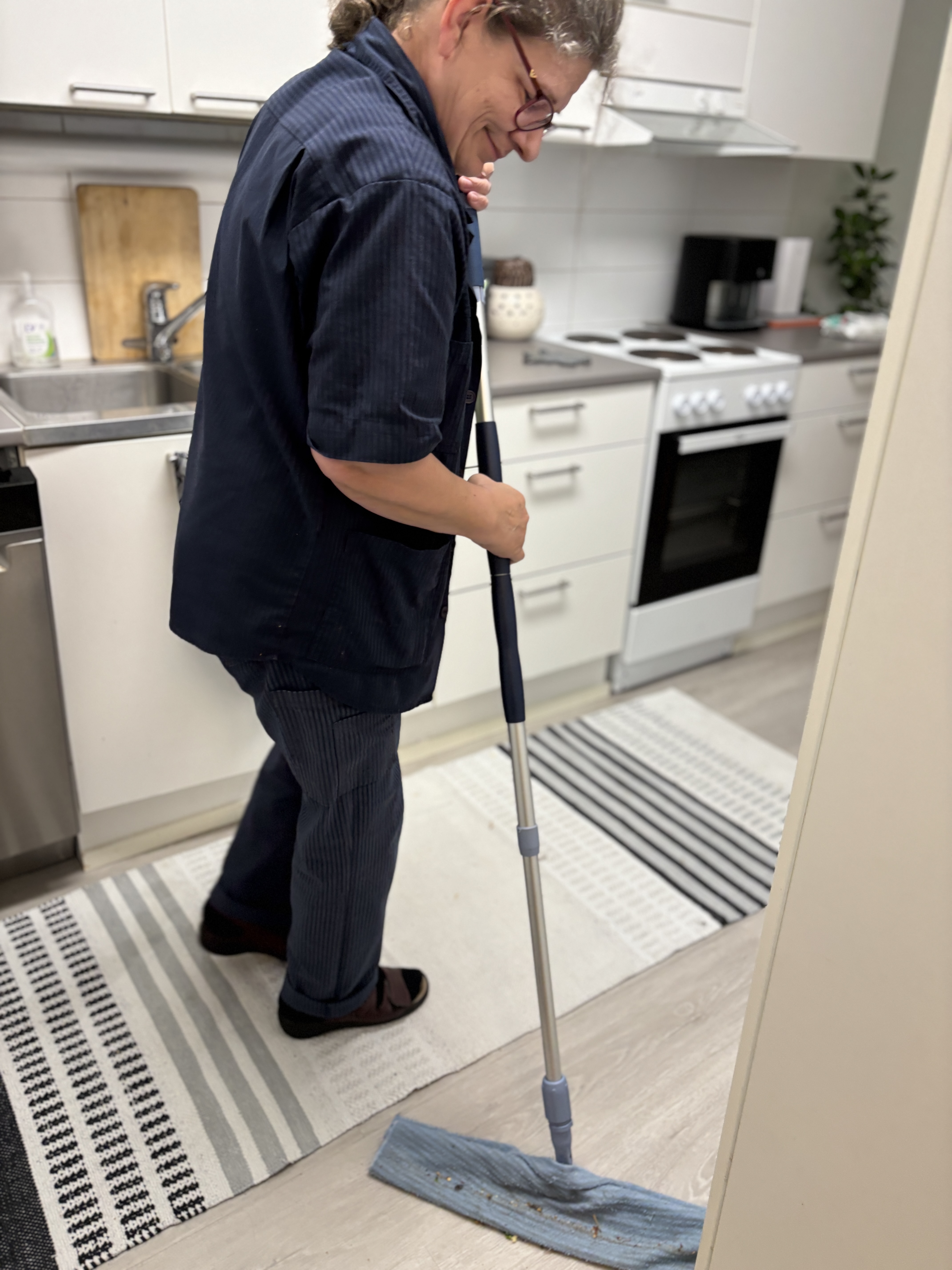 Kaija Pantke pesee lattioita mopilla