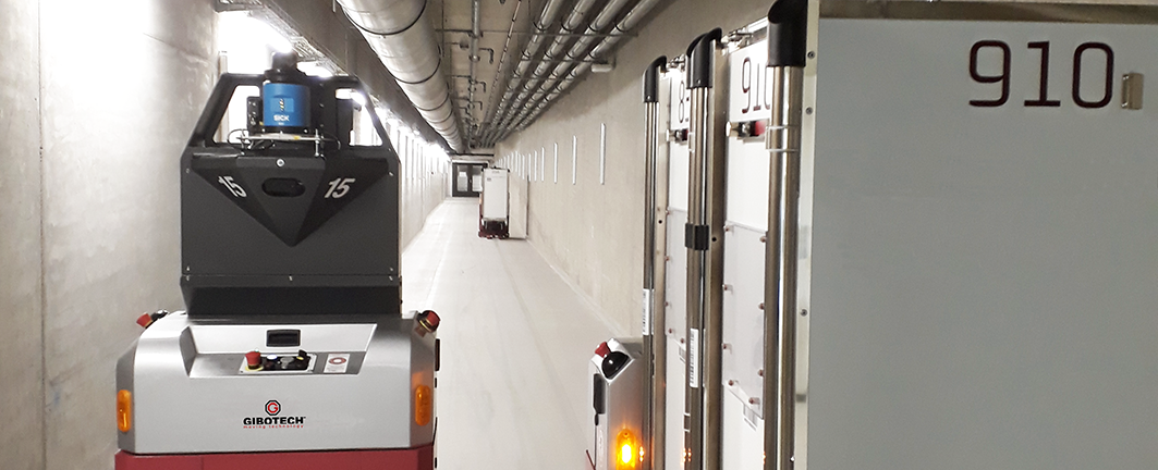 Mobil robot (AGV) kører gennem hospitalskorridor på Regionshospitalet Gødstrup