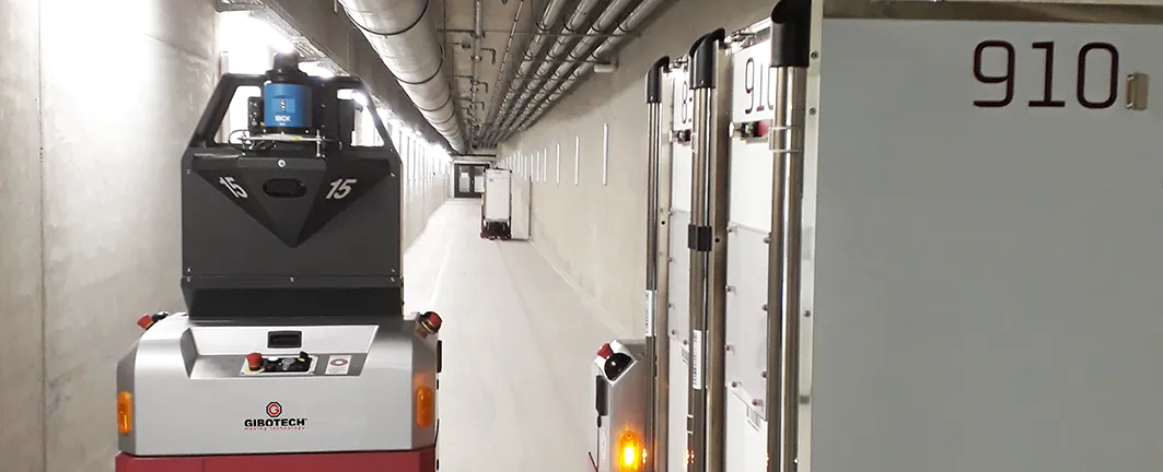 Mobil robot (AGV) kører gennem hospitalskorridor på Regionshospitalet Gødstrup