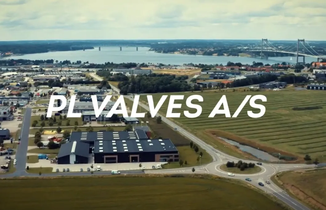 Luftfoto af PL Valves' fabrik ved fjorden