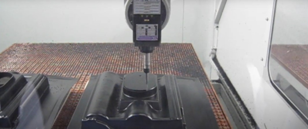 CNC-maskine fra CMS bearbejder plastemne hos J.A. Plastindustri